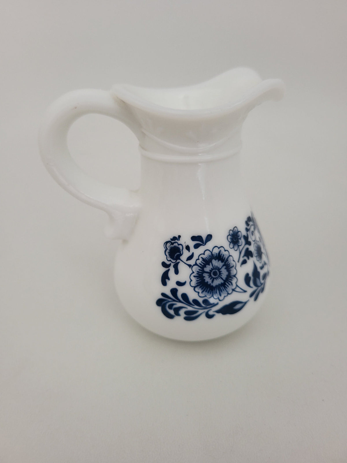 Pichet Avon blanc fleur bleue petite pichet