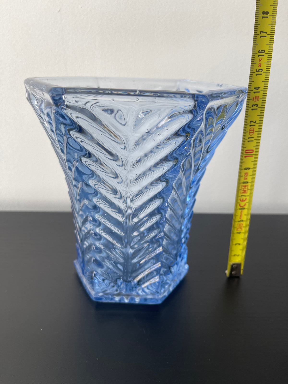 Vase bleu verre pressé Art Déco