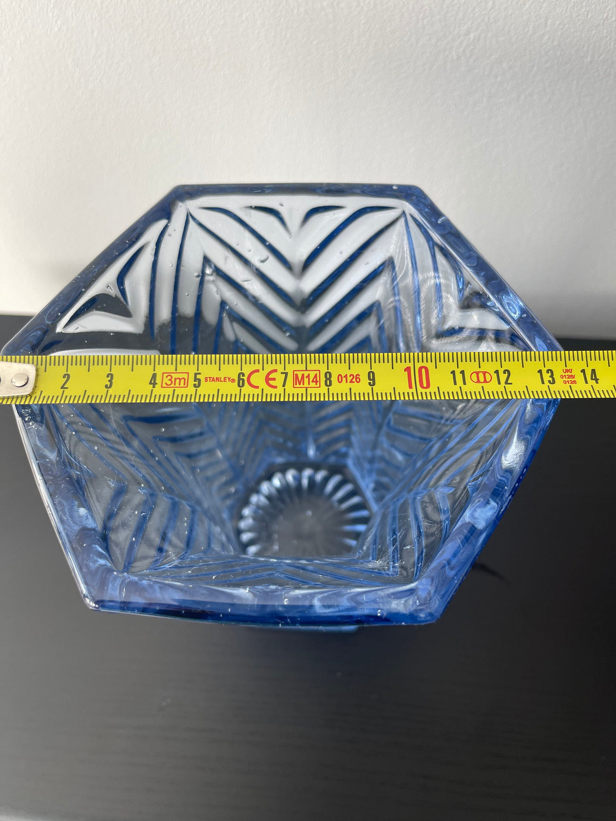 Vase bleu verre pressé Art Déco