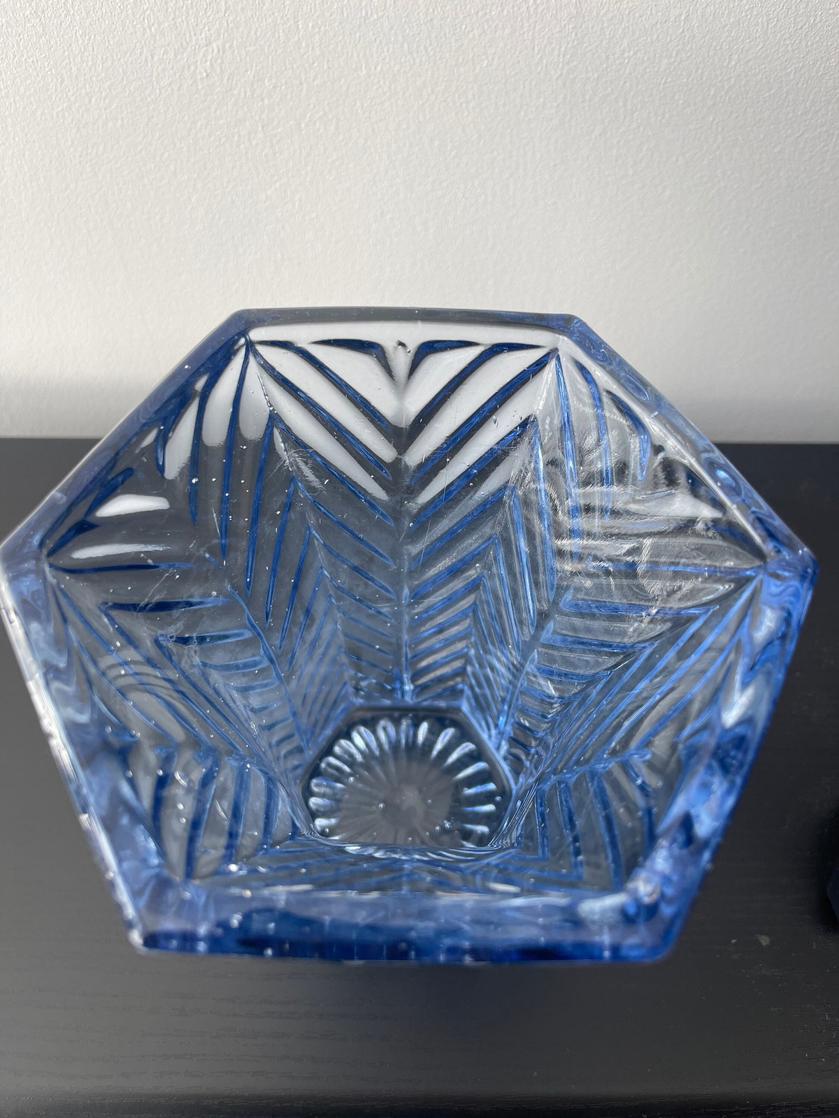 Vase bleu verre pressé Art Déco