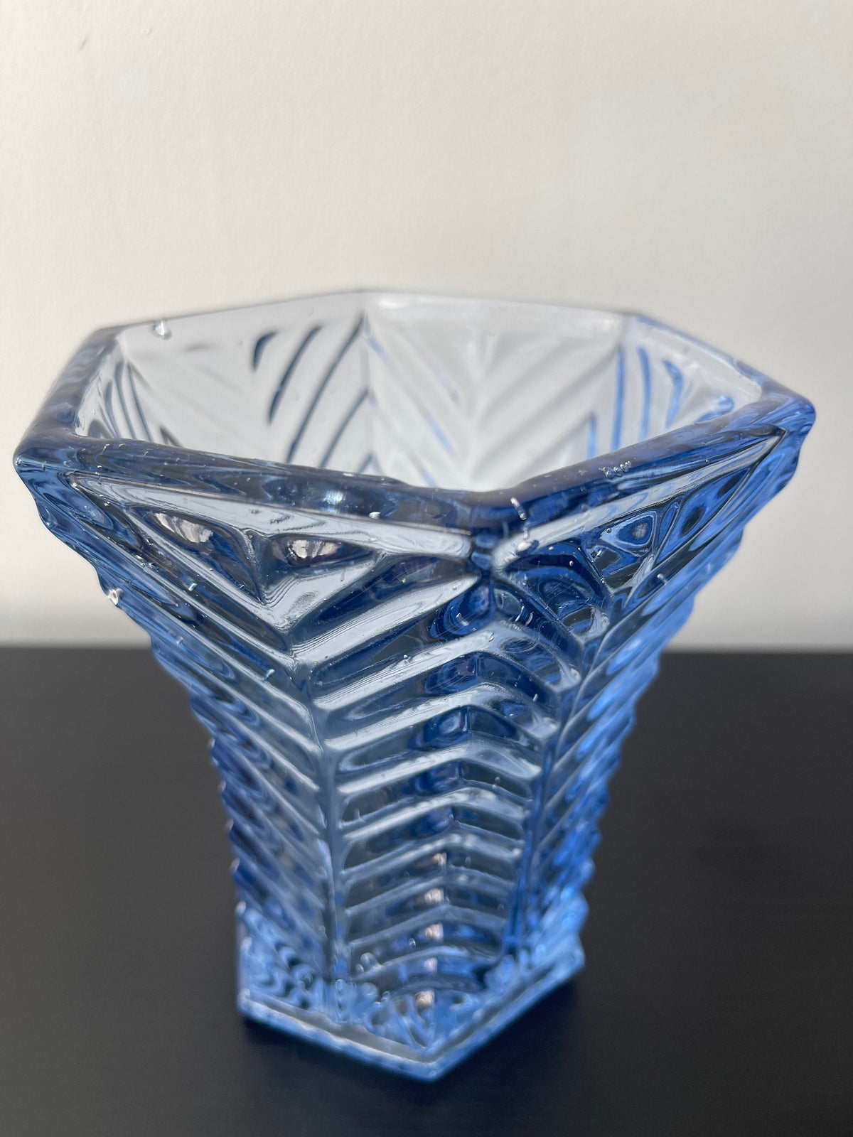 Vase bleu verre pressé Art Déco