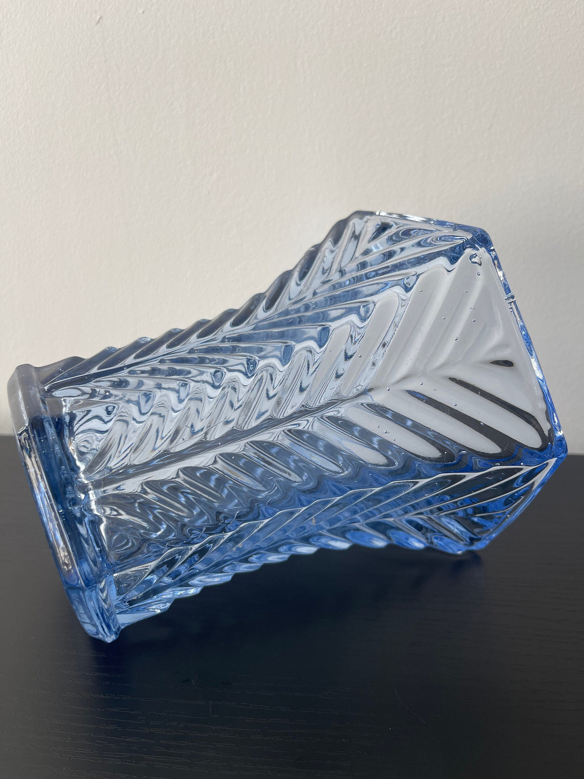 Vase bleu verre pressé Art Déco