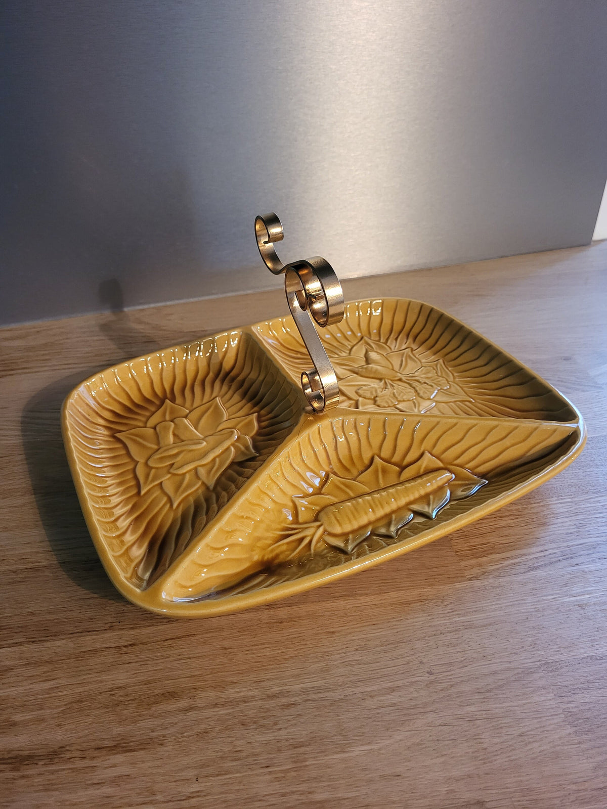 Plateau vintage céramique jaune poignée dorée