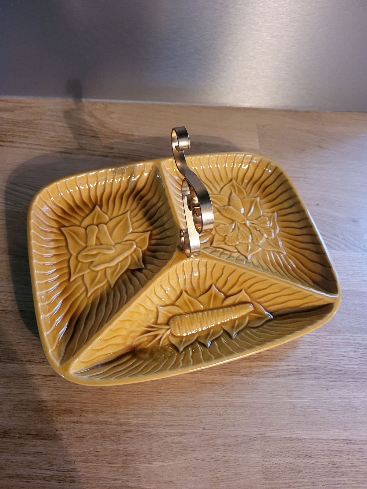 Plateau vintage céramique jaune poignée dorée