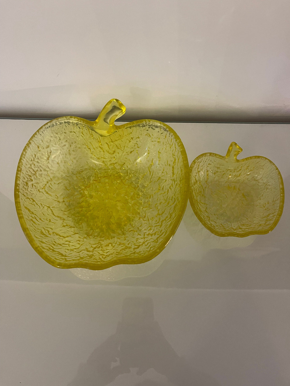 Service dessert coupelles verre jaune en forme de pommes années 70