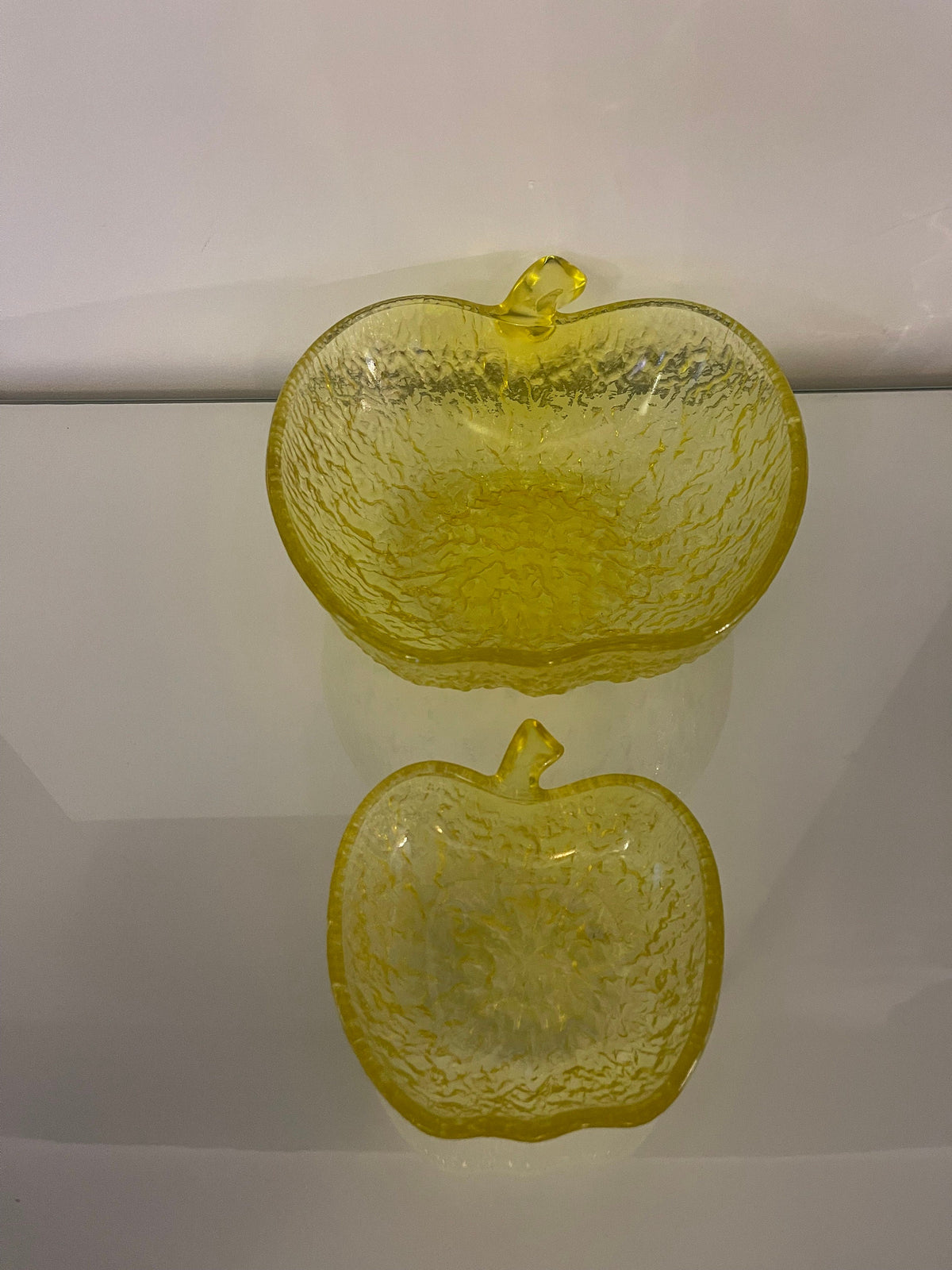 Service dessert coupelles verre jaune en forme de pommes années 70