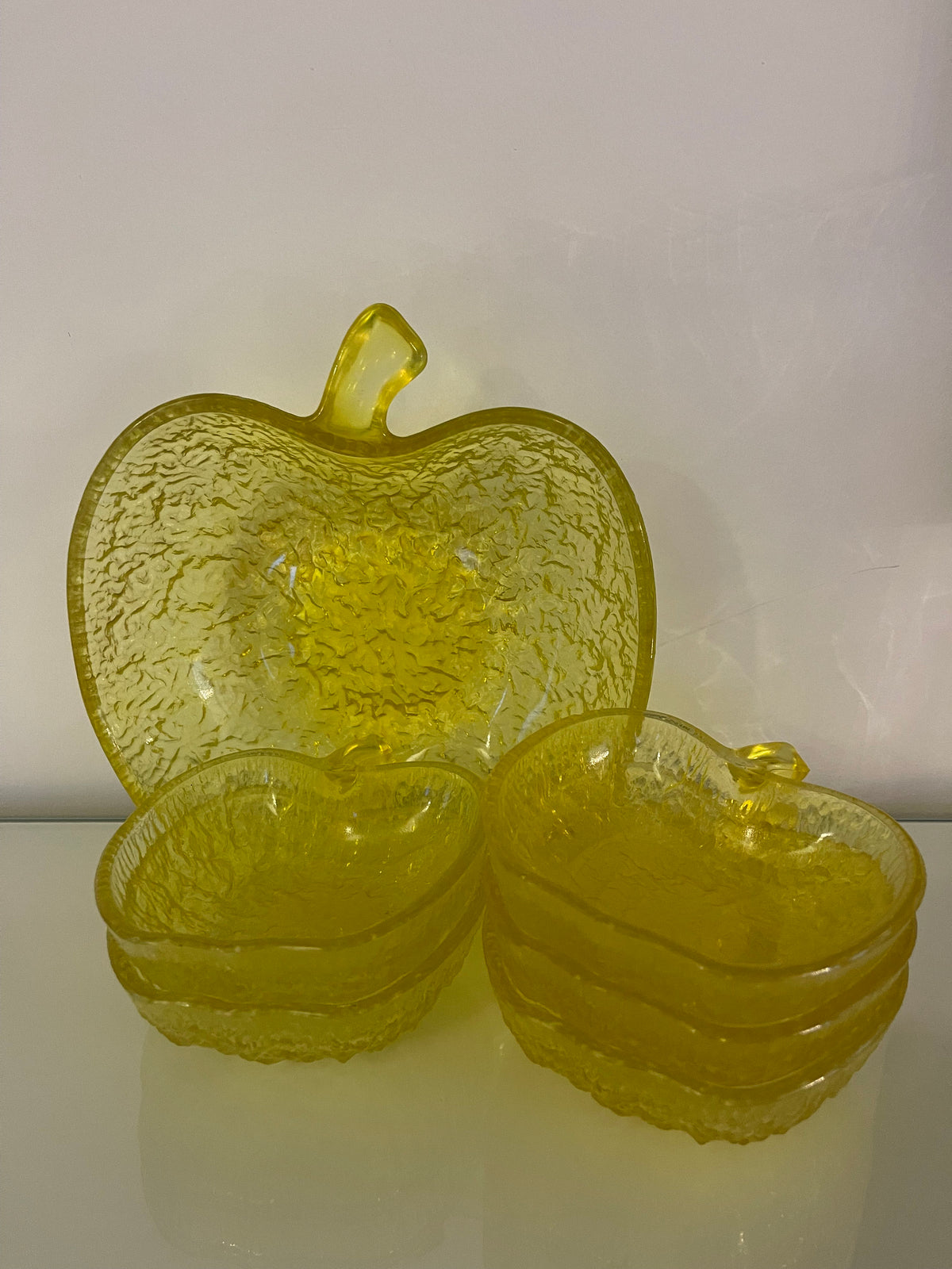 Service dessert coupelles verre jaune en forme de pommes années 70