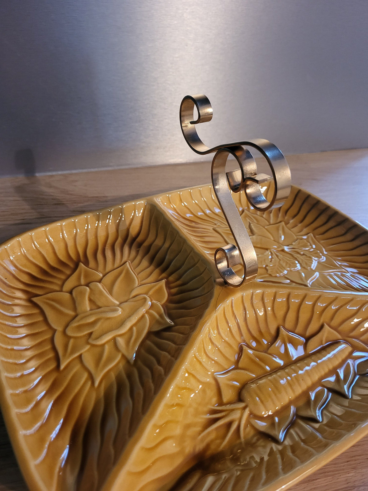 Plateau vintage céramique jaune poignée dorée