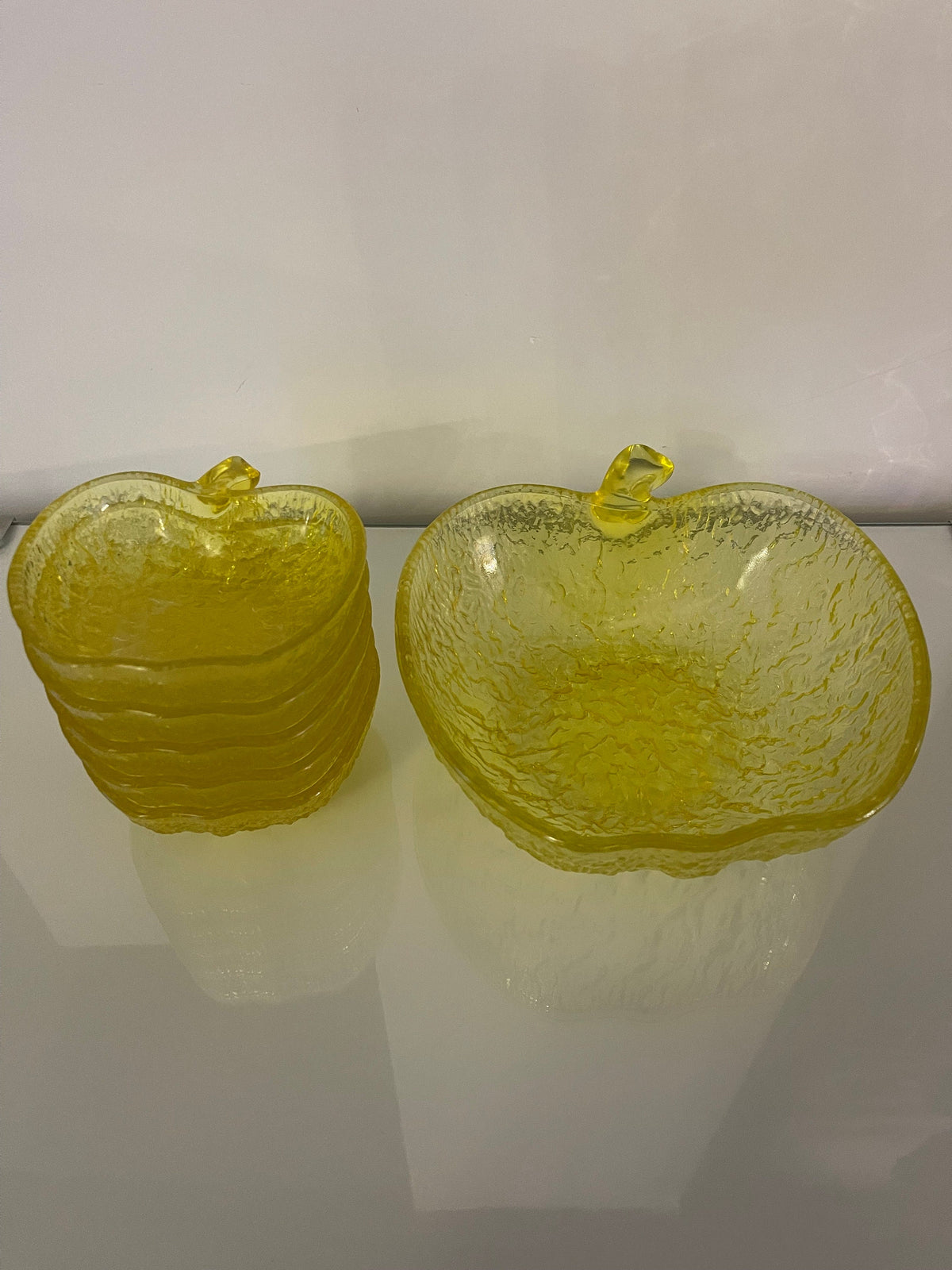 Service dessert coupelles verre jaune en forme de pommes années 70
