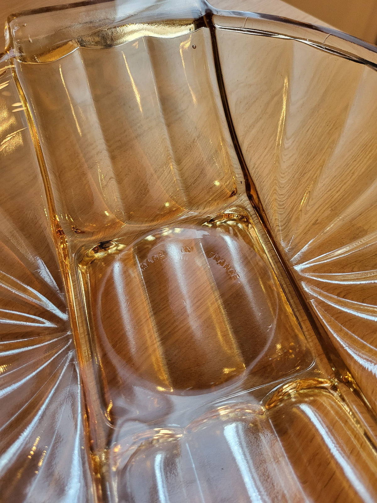 Plat en verre irisé