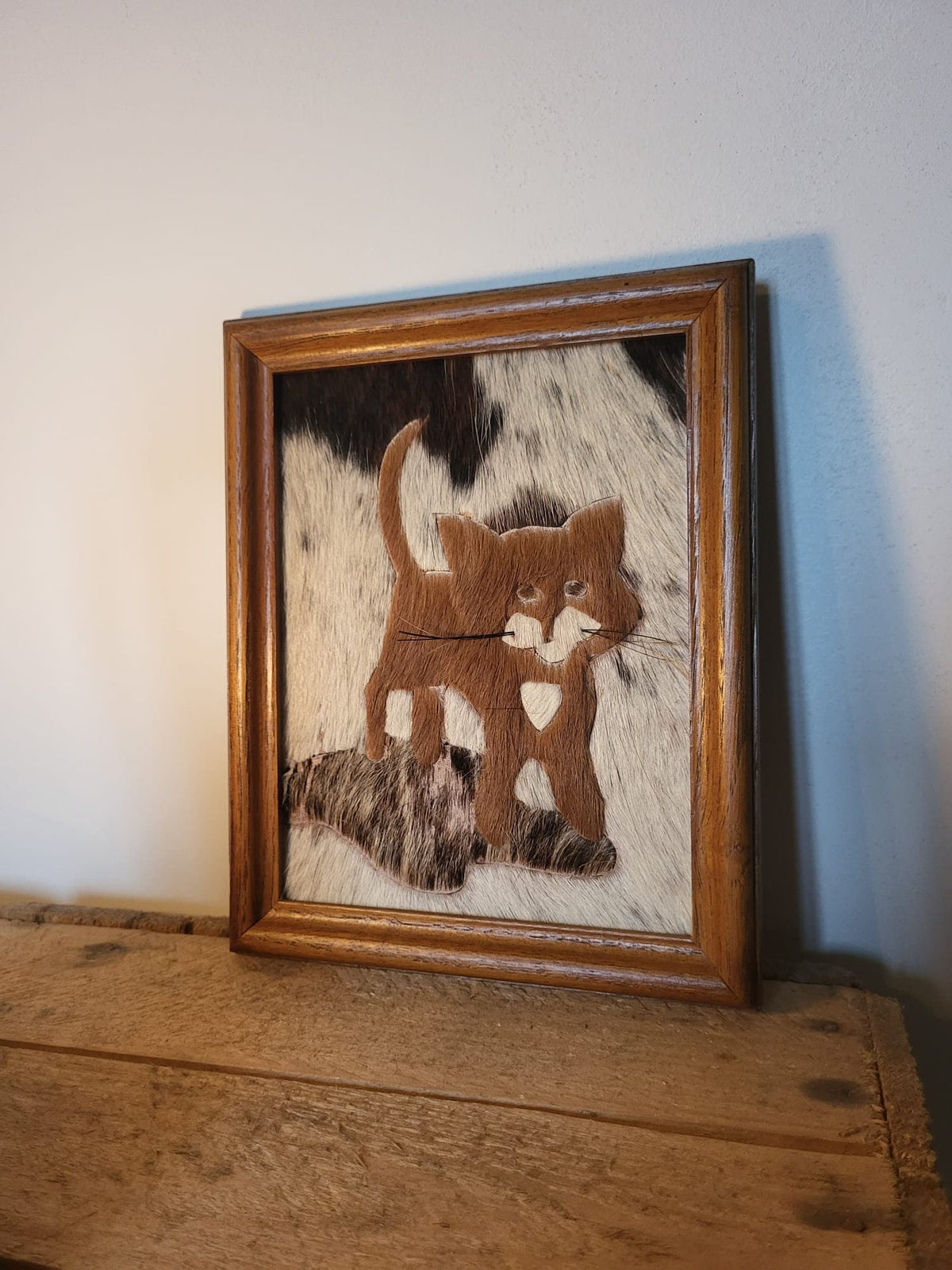 Tableau chat vintage en peau de vache