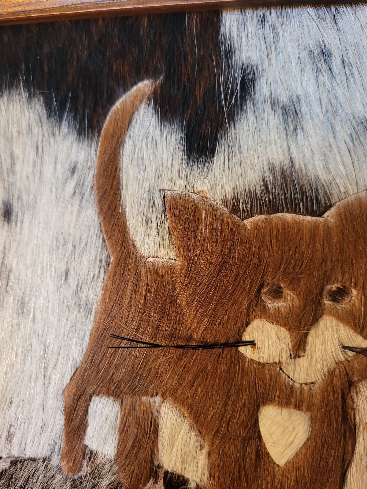 Tableau chat vintage en peau de vache