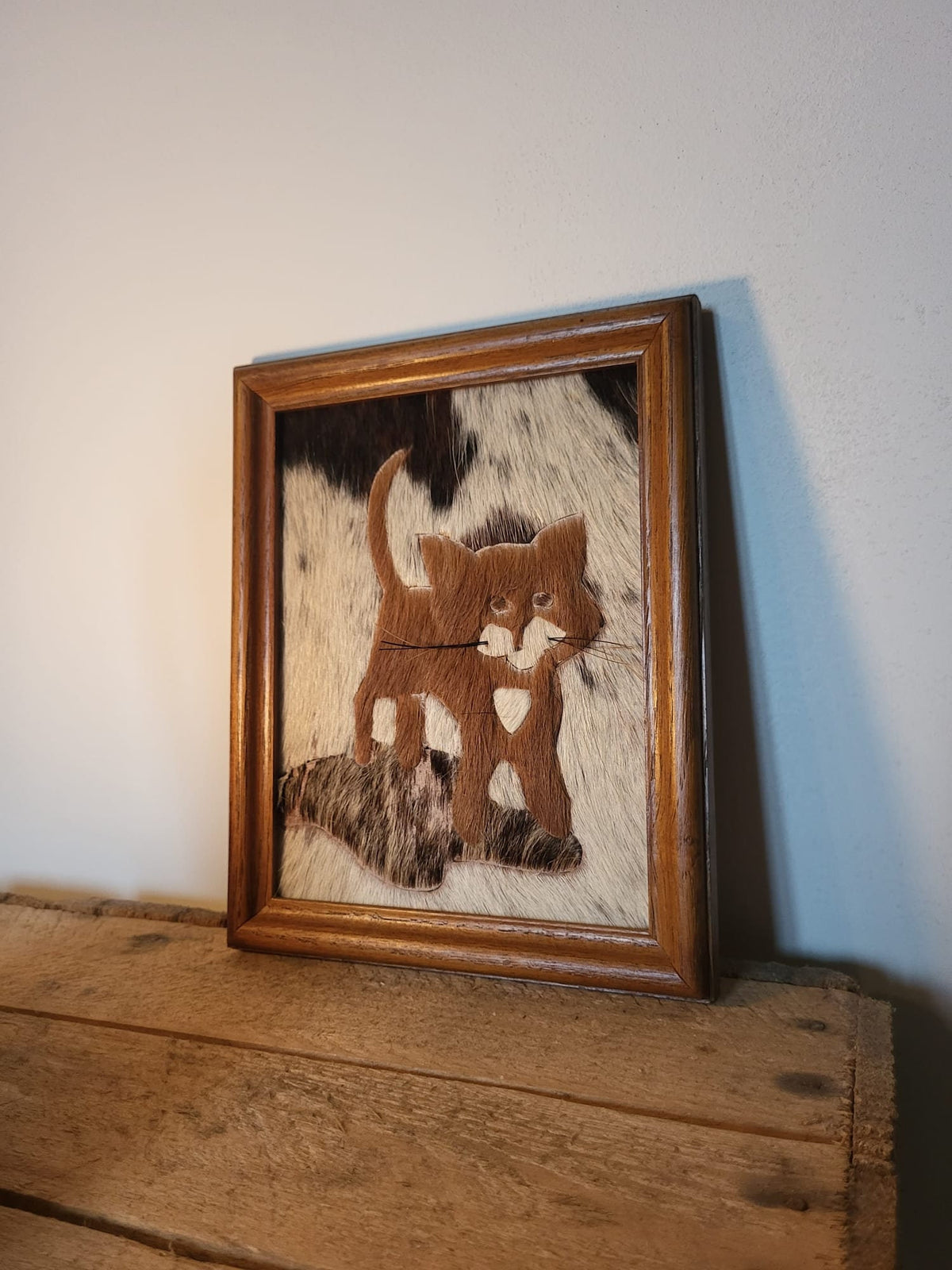 Tableau chat vintage en peau de vache