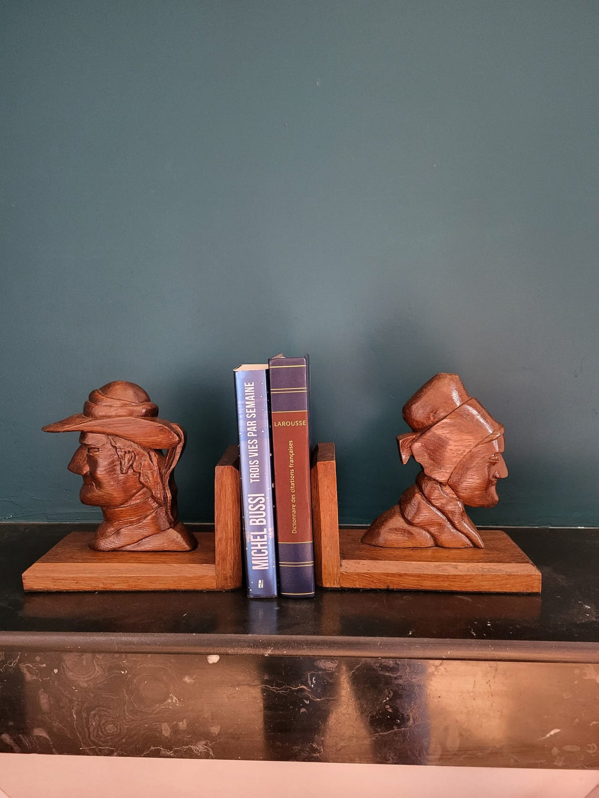 Serre livres en bois sculpté Bretagne