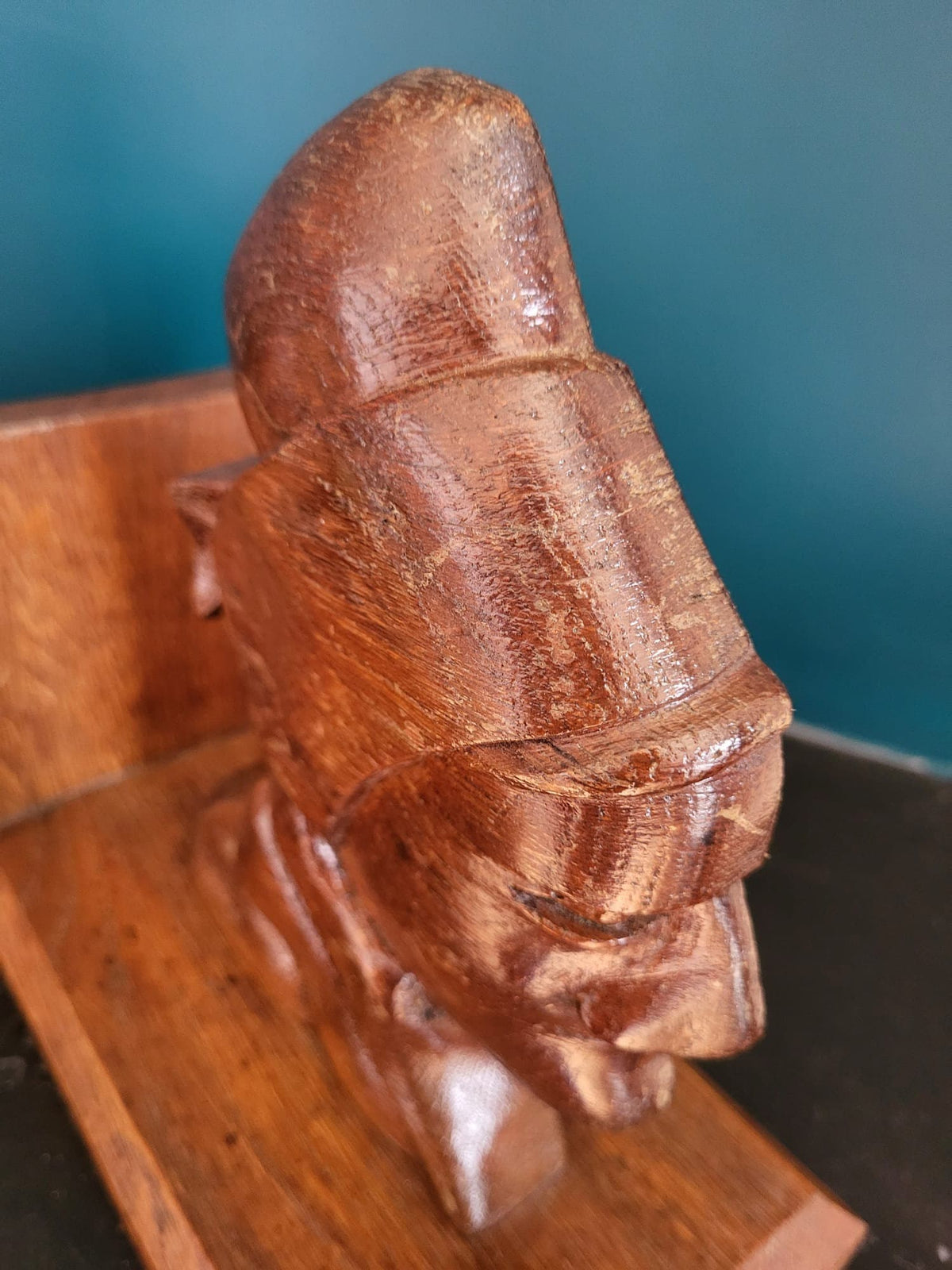 Serre livres en bois sculpté Bretagne