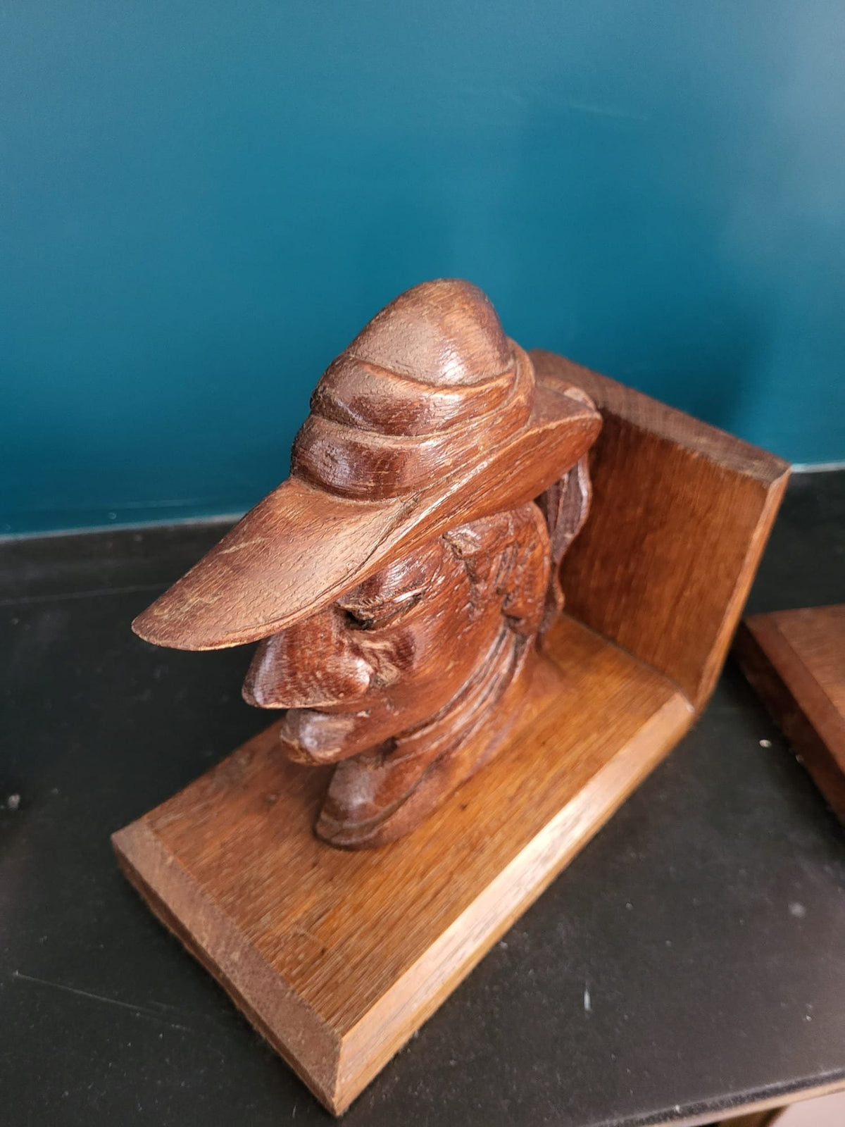 Serre livres en bois sculpté Bretagne