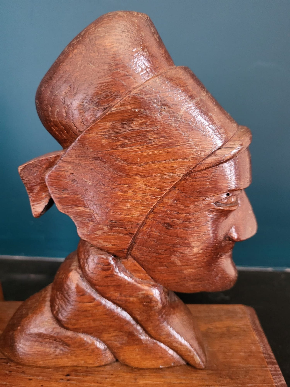 Serre livres en bois sculpté Bretagne