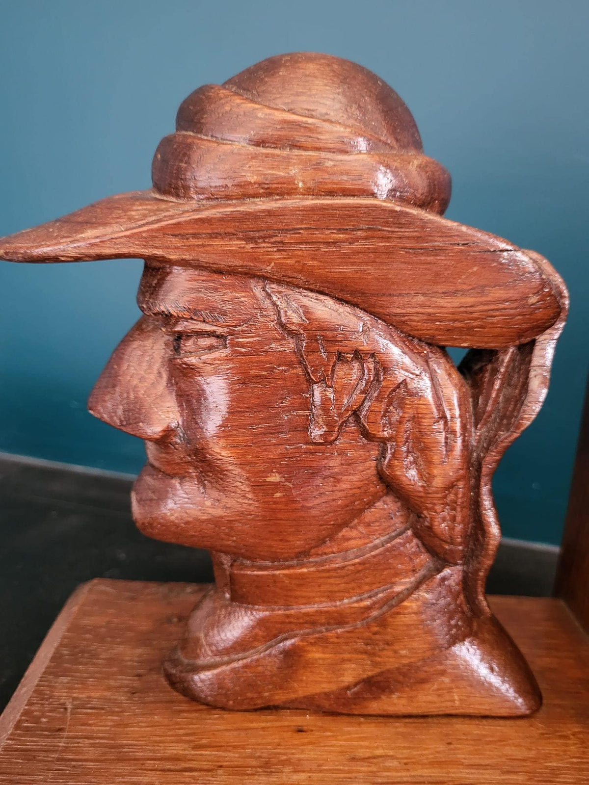 Serre livres en bois sculpté Bretagne