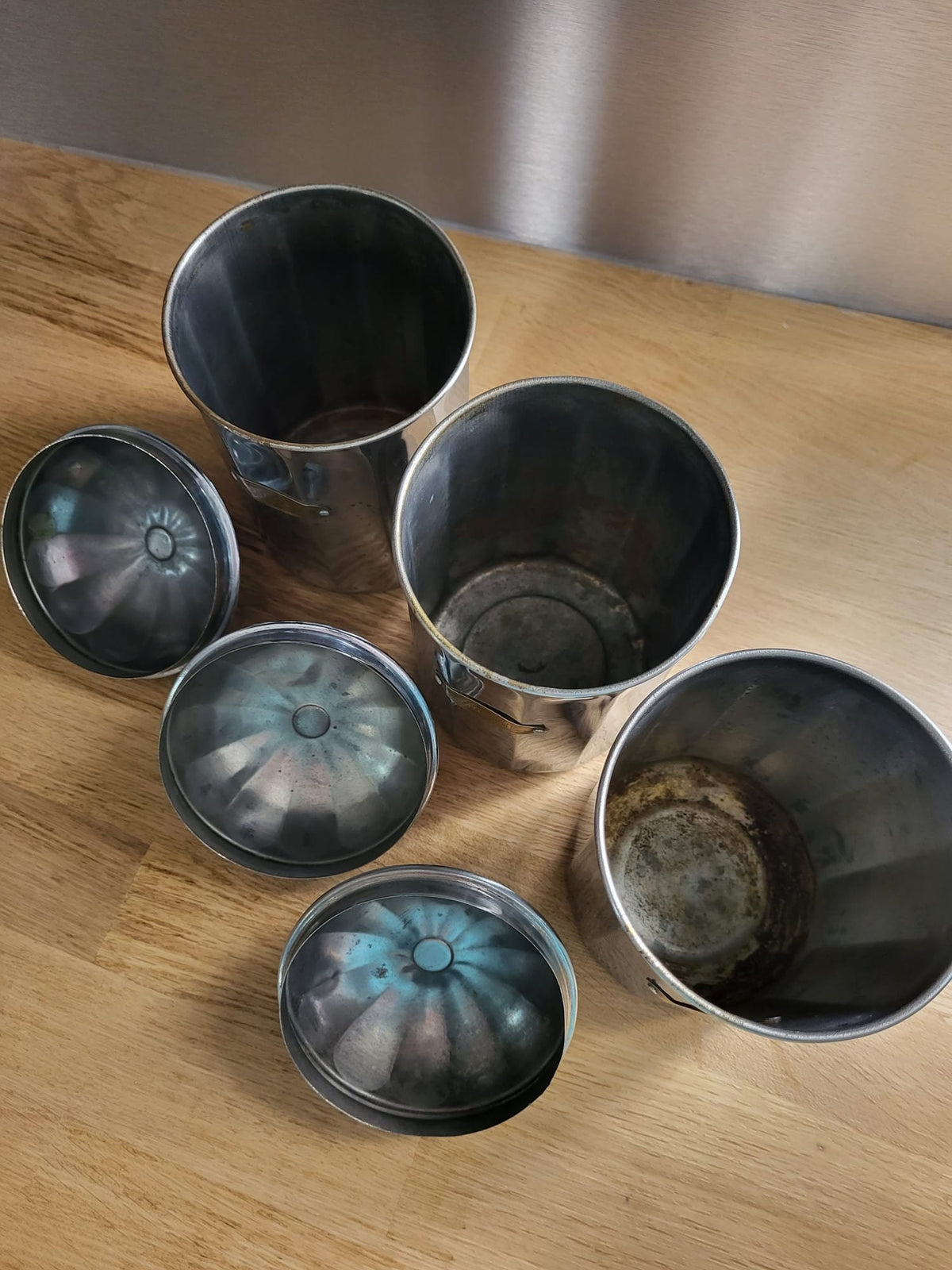 Anciennes boites chromées cuivre pots à épices