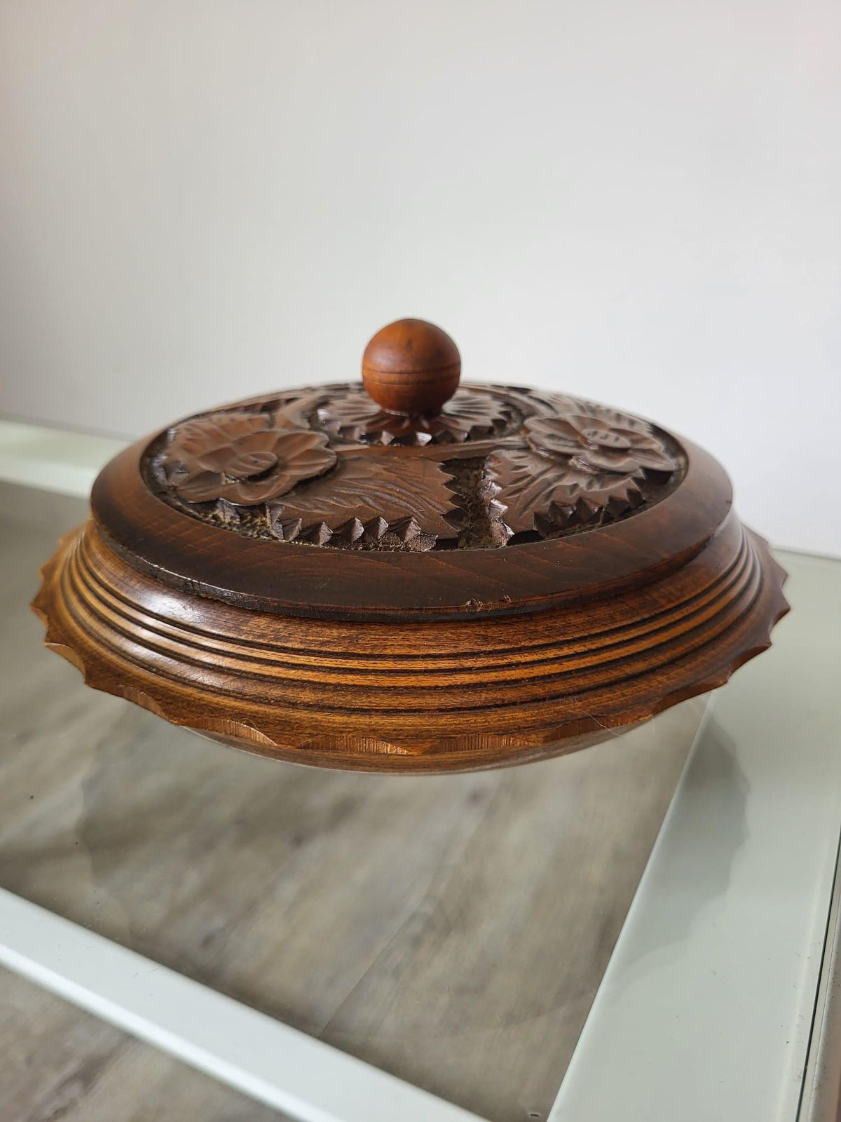 Boite en bois sculpté