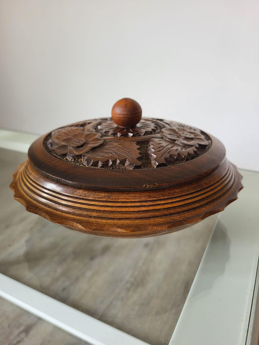 Boite en bois sculpté