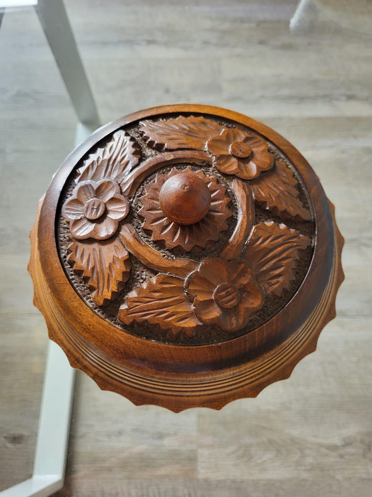 Boite en bois sculpté