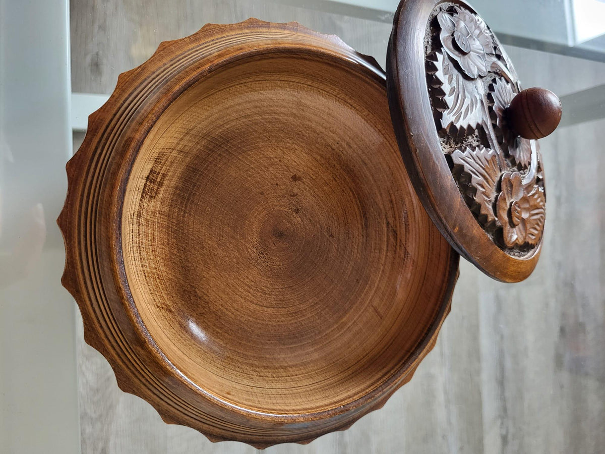 Boite en bois sculpté