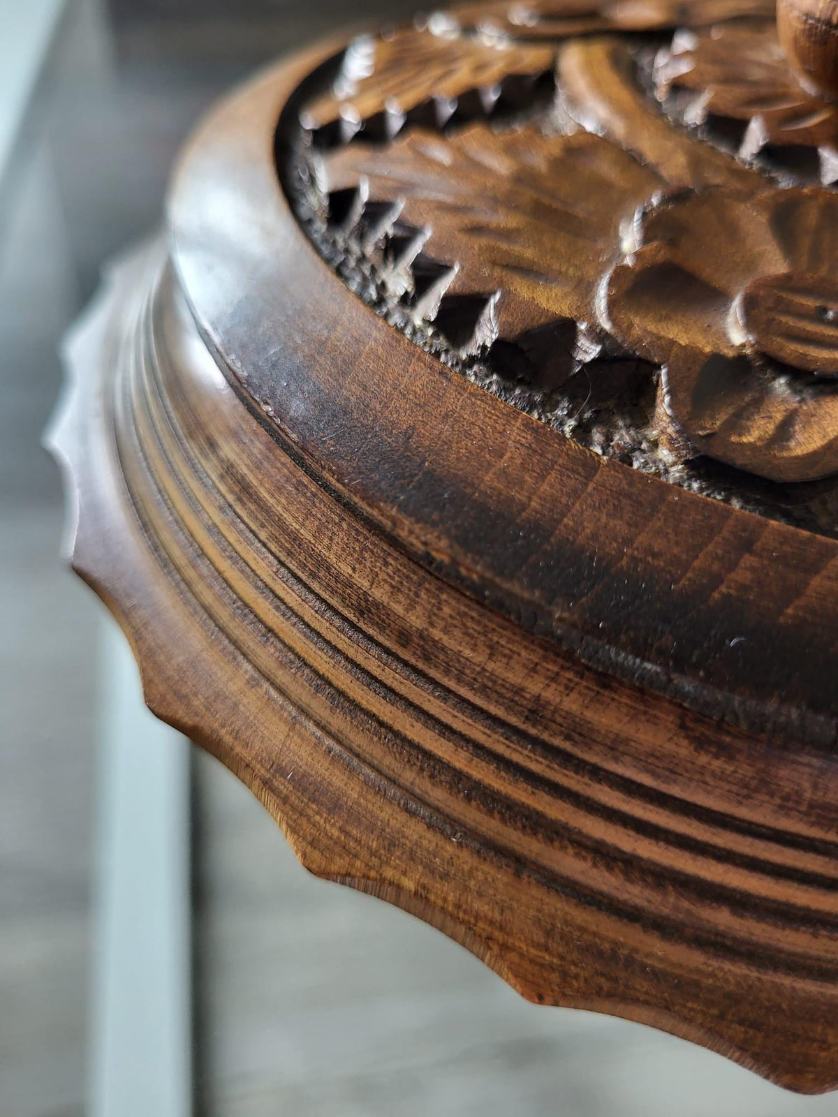 Boite en bois sculpté