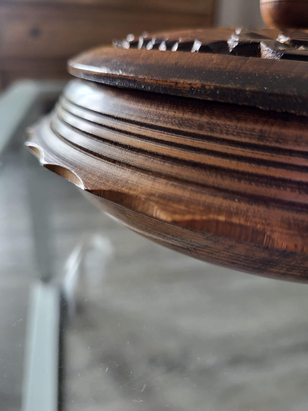 Boite en bois sculpté