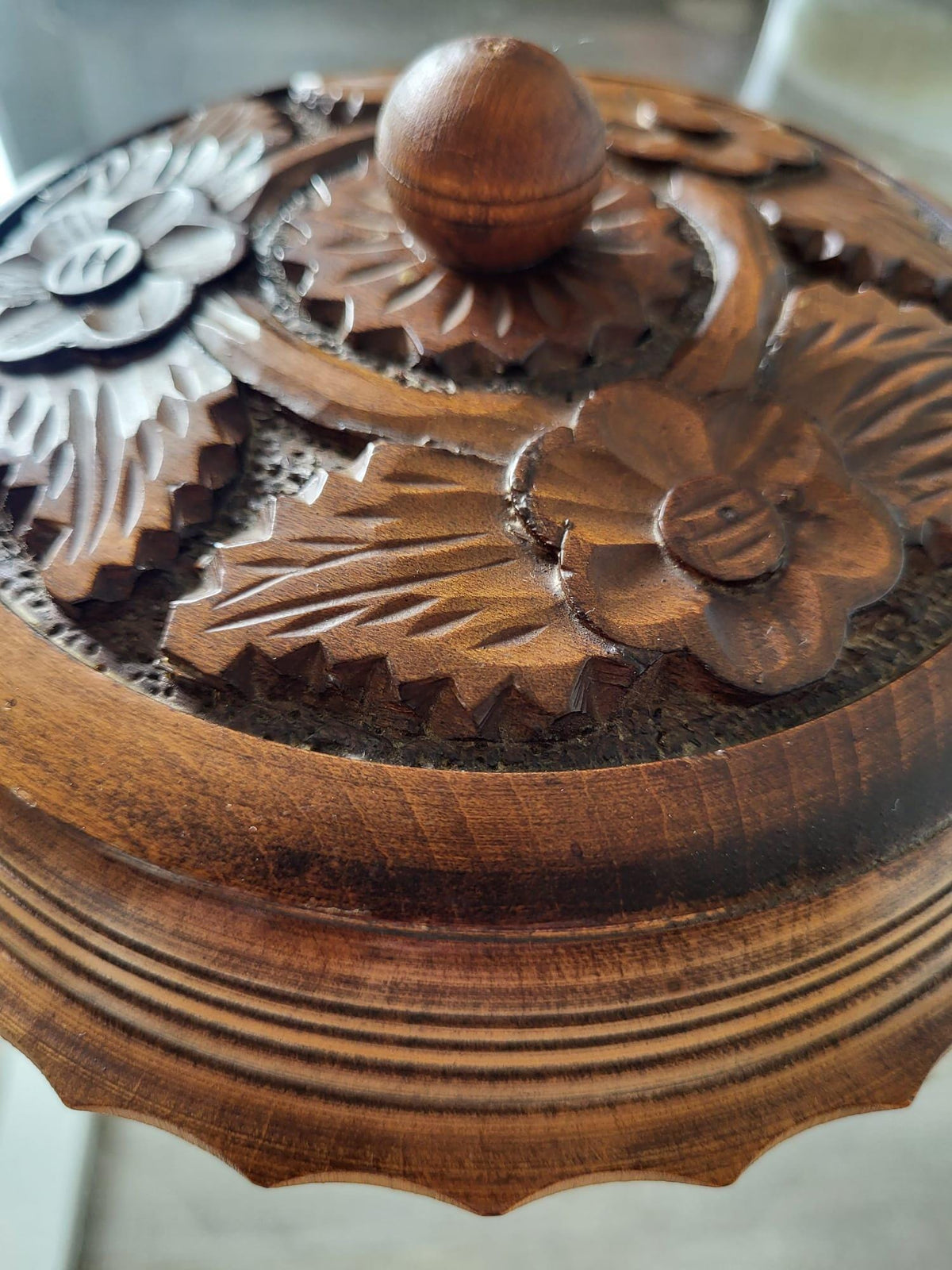 Boite en bois sculpté