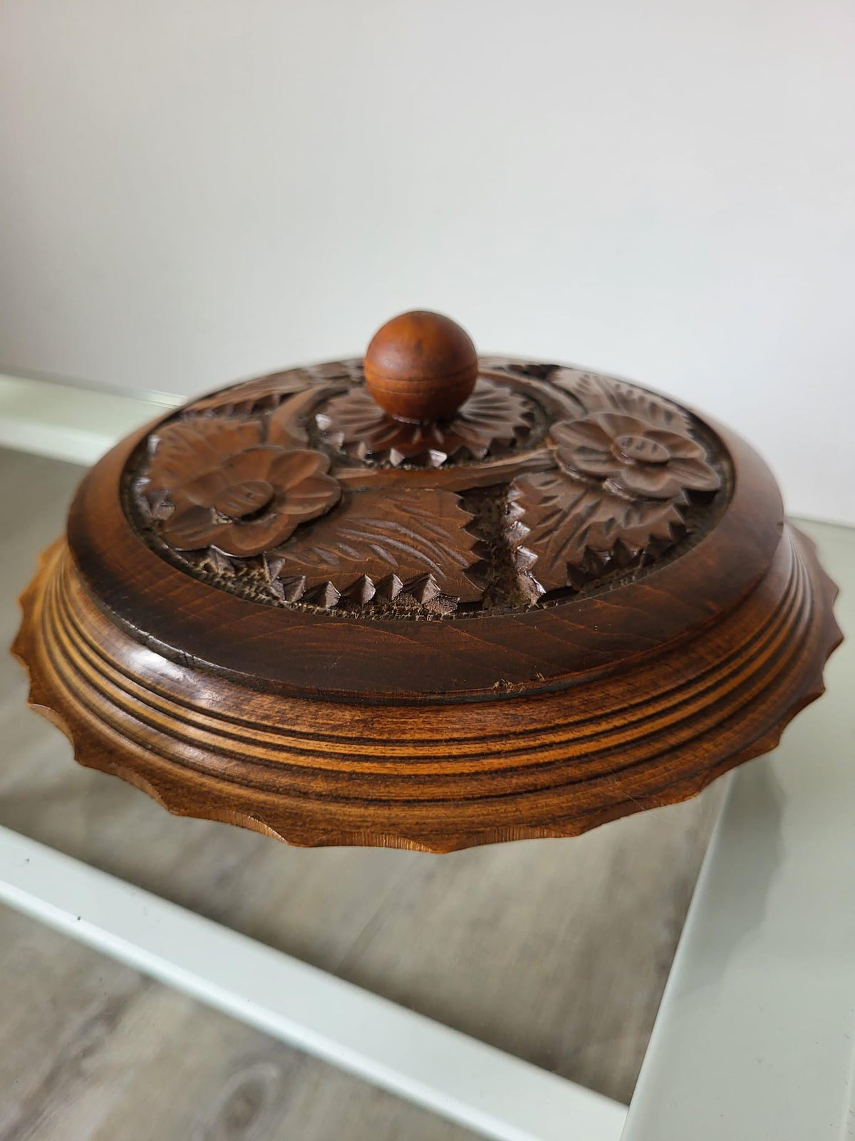 Boite en bois sculpté