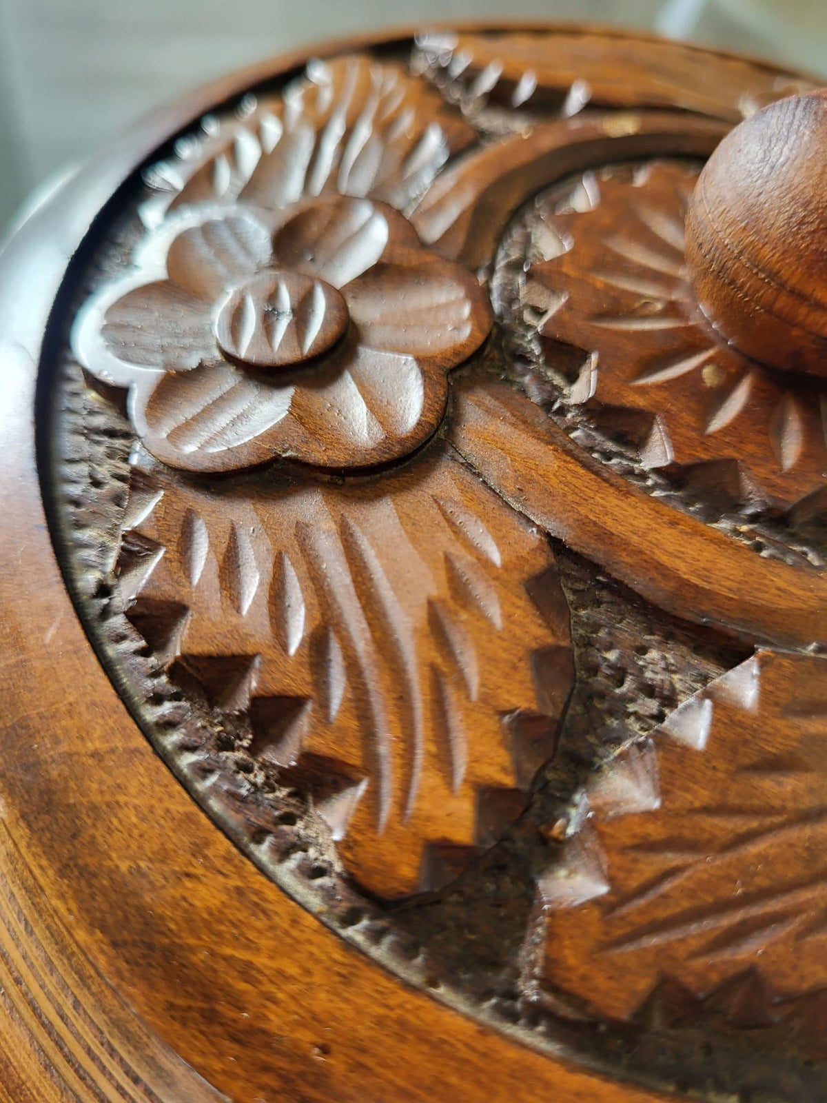 Boite en bois sculpté