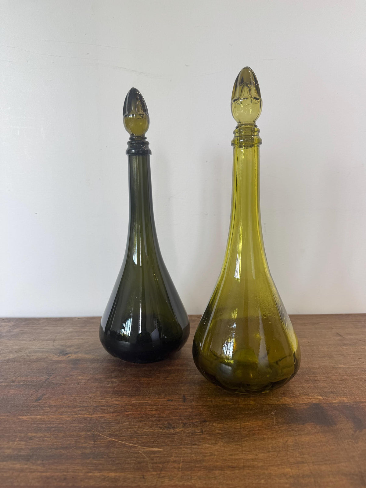 Carafes vertes en verre anciennes