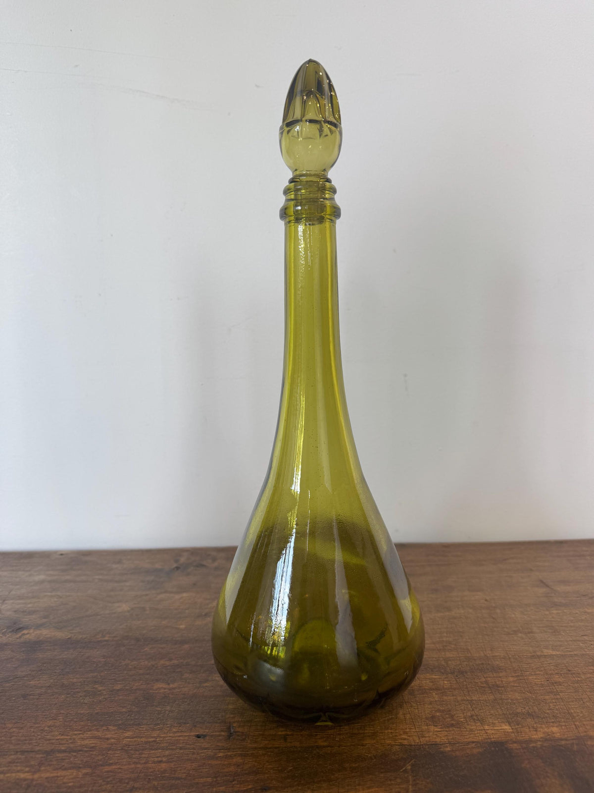 Carafes vertes en verre anciennes