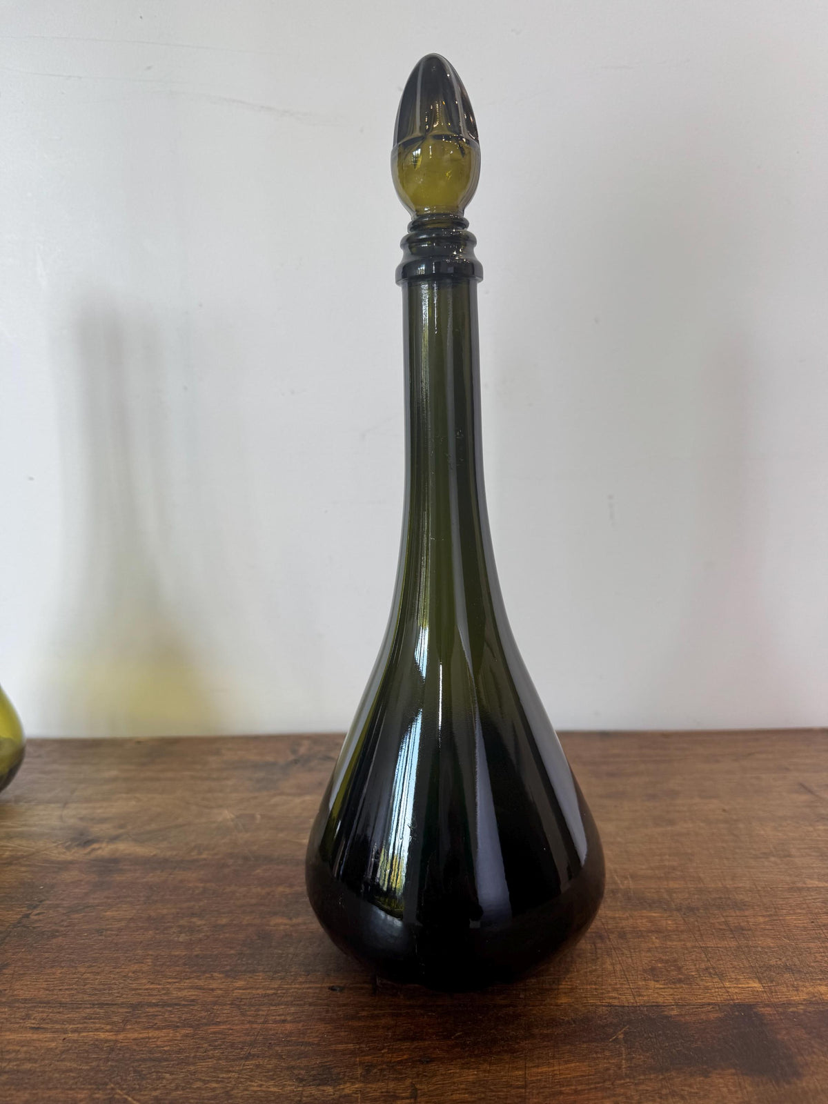 Carafes vertes en verre anciennes
