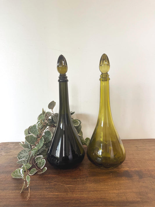 Carafes vertes en verre anciennes