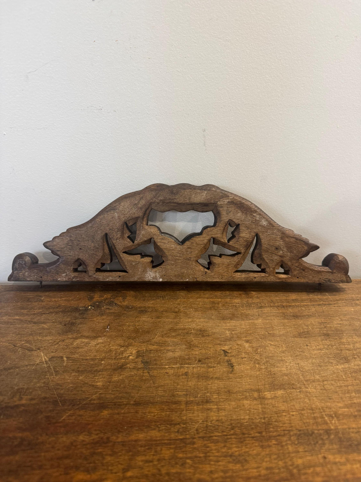 Fronton ancien bois