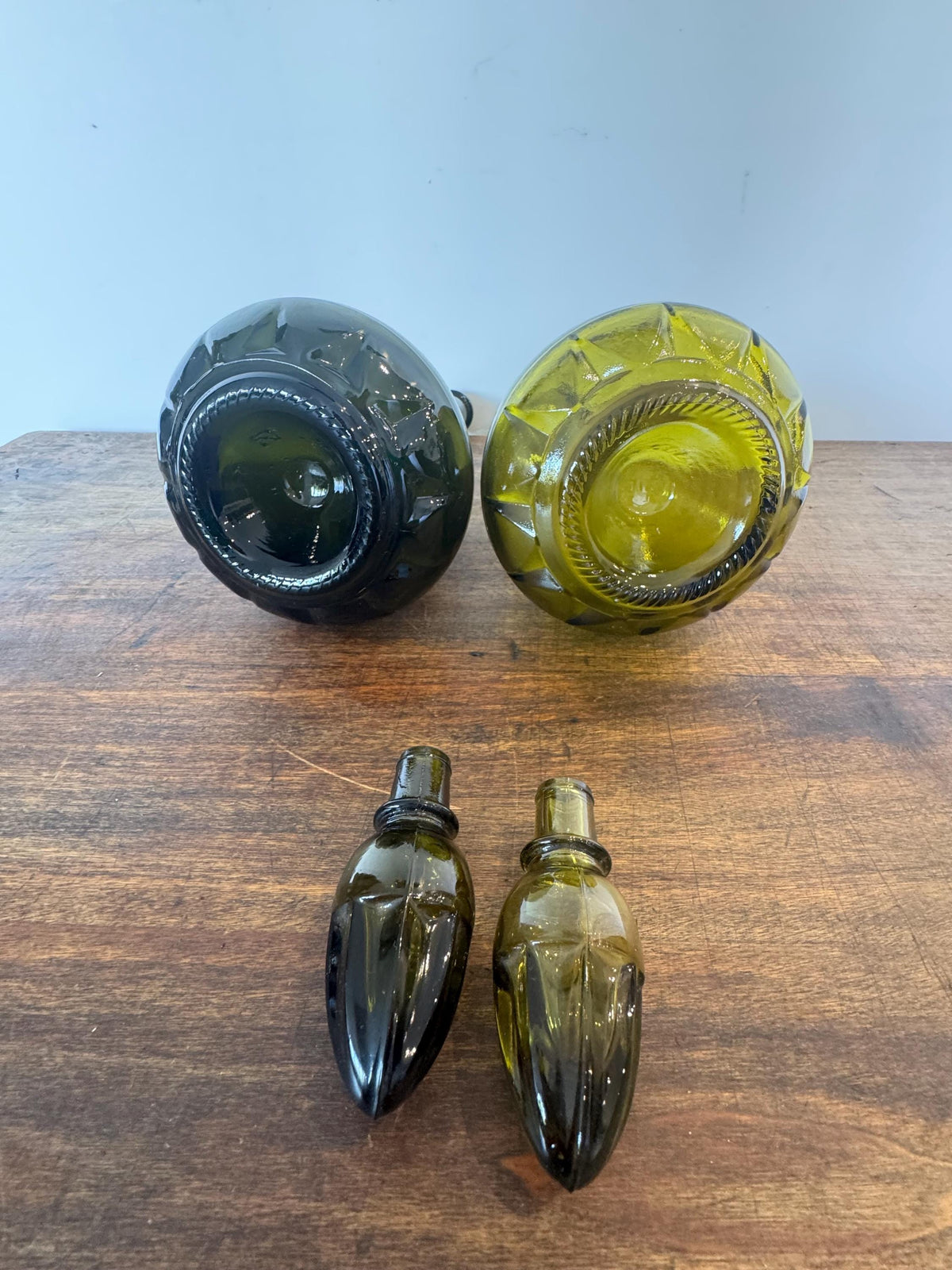 Carafes vertes en verre anciennes