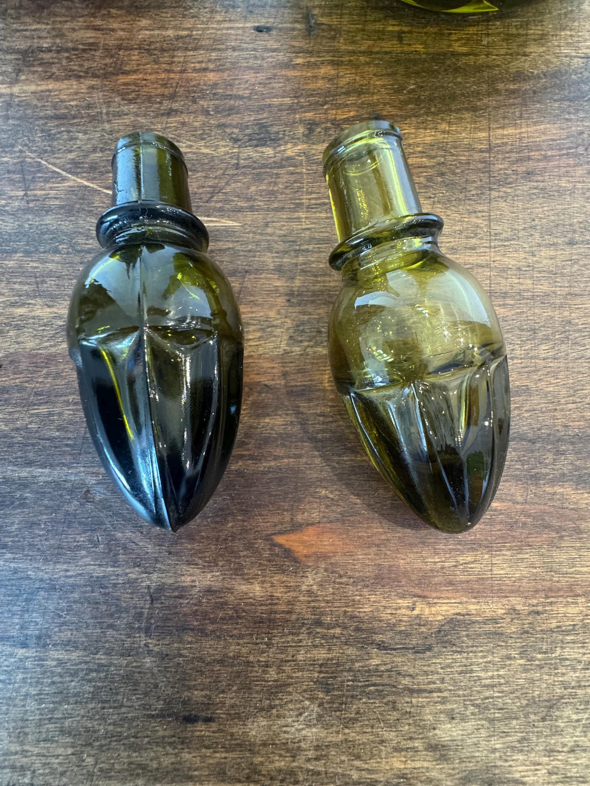 Carafes vertes en verre anciennes