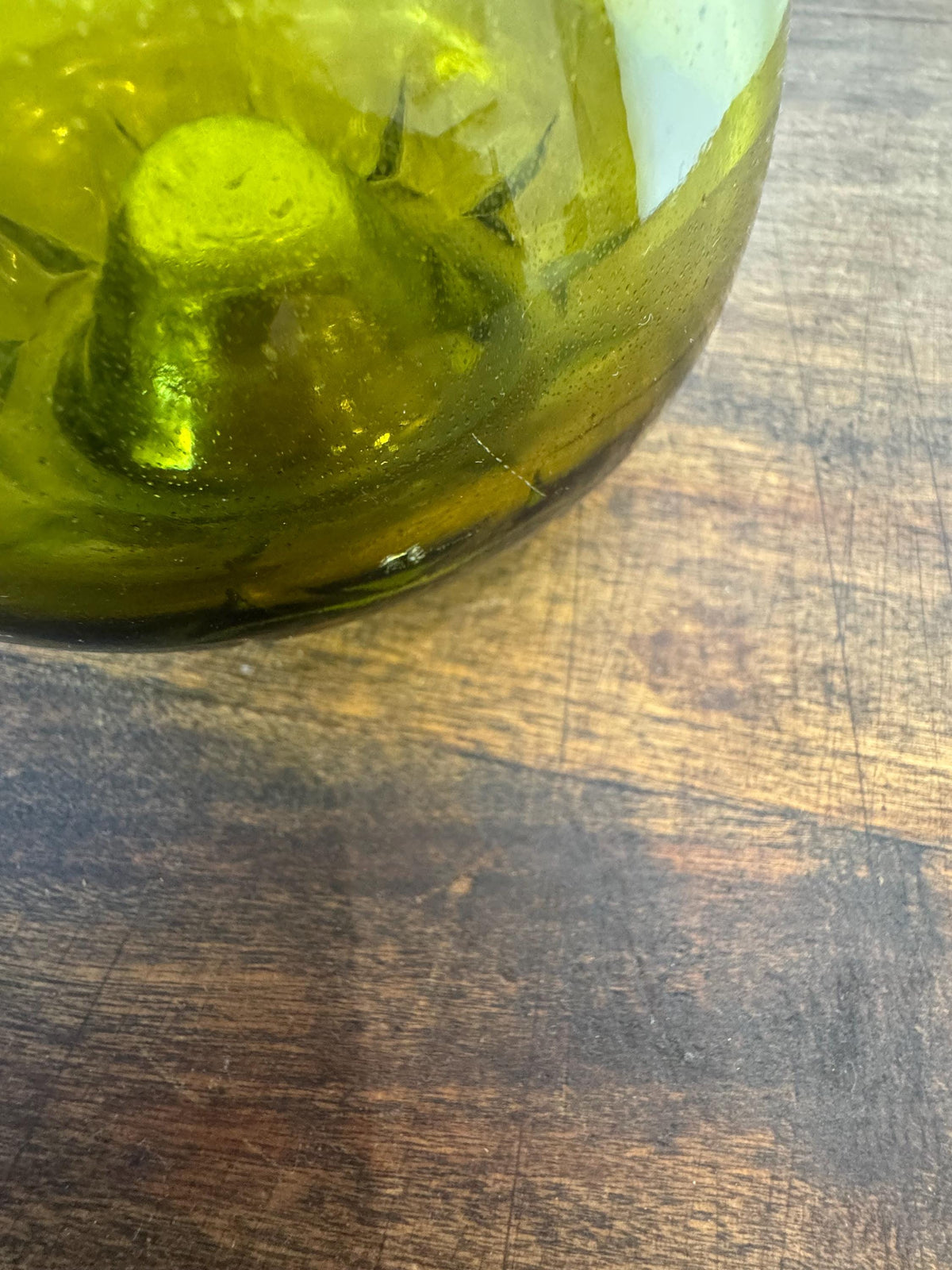 Carafes vertes en verre anciennes