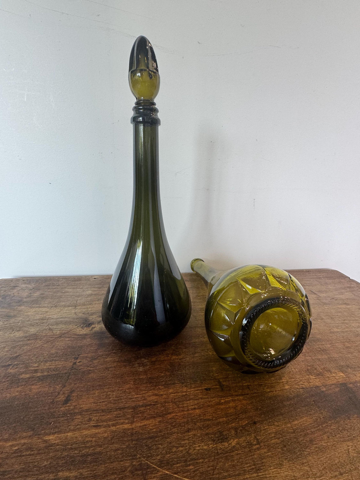 Carafes vertes en verre anciennes