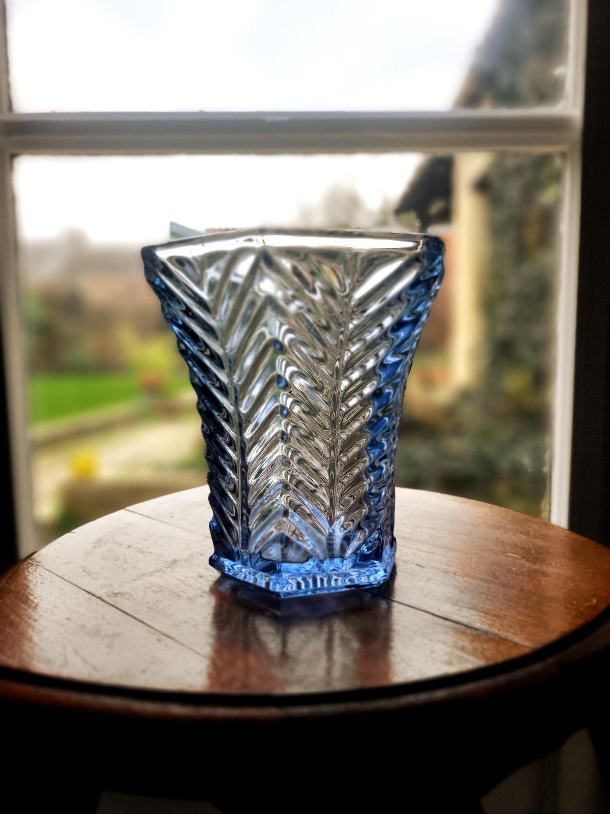 Vase bleu verre pressé Art Déco