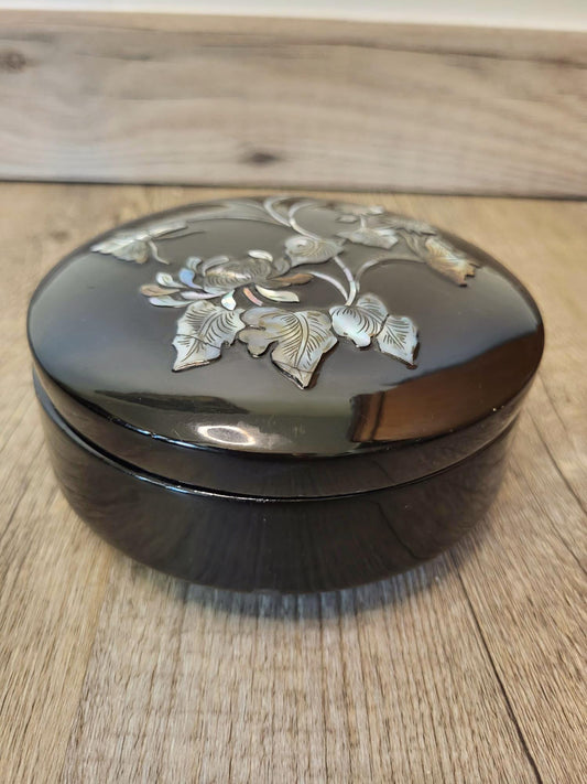 Boite à bijoux laqué et nacre