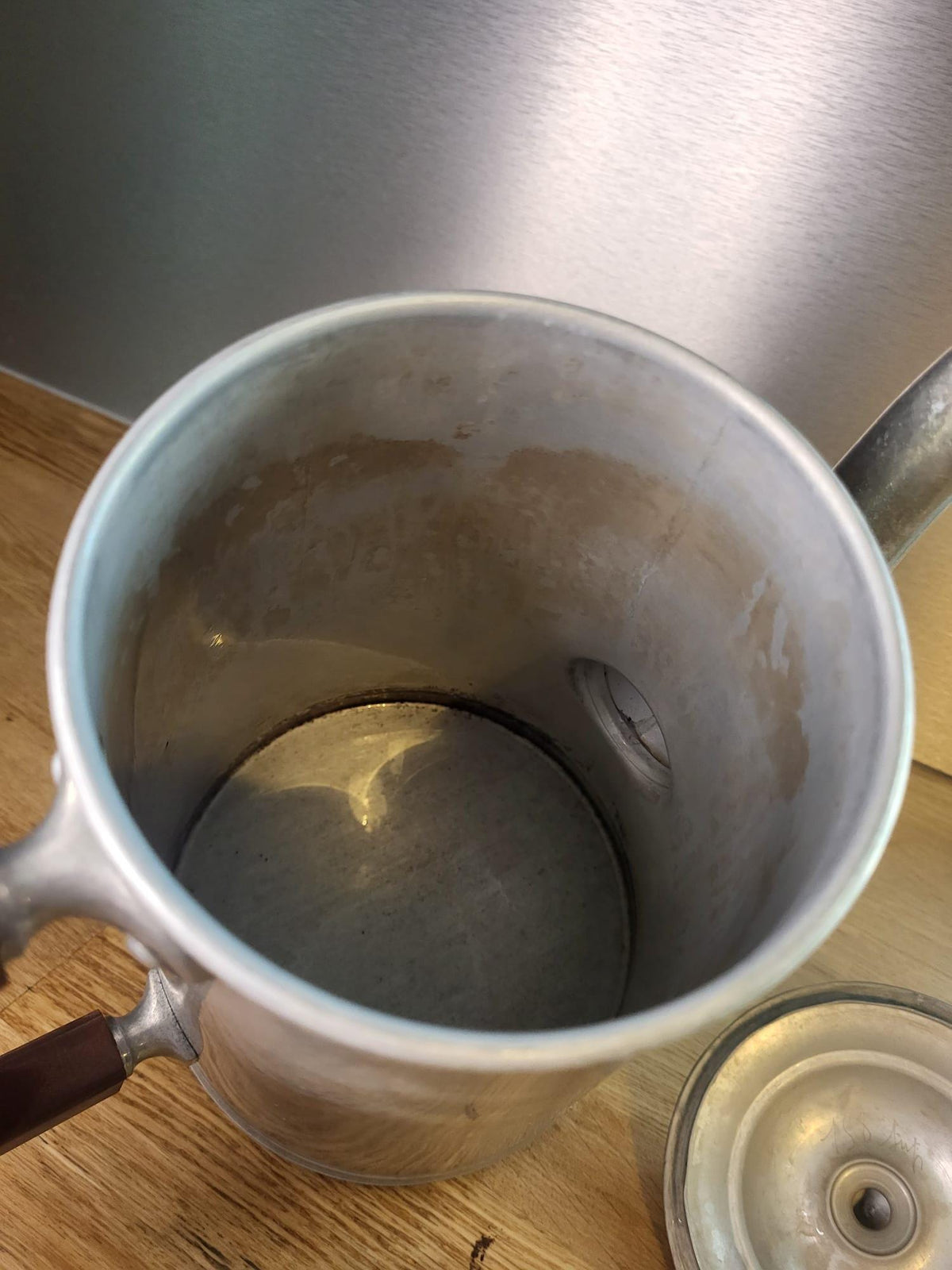 Cafetière ancienne en aluminium
