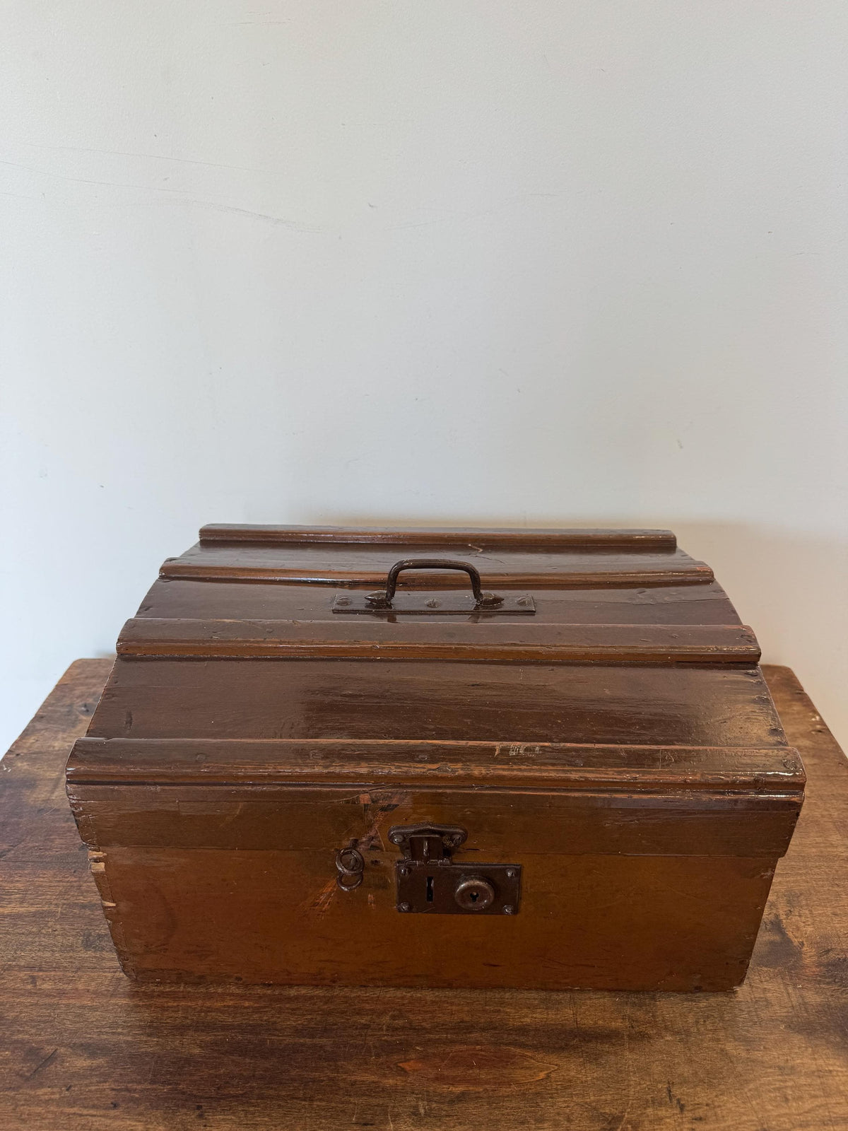 Coffre ancien en bois vernis