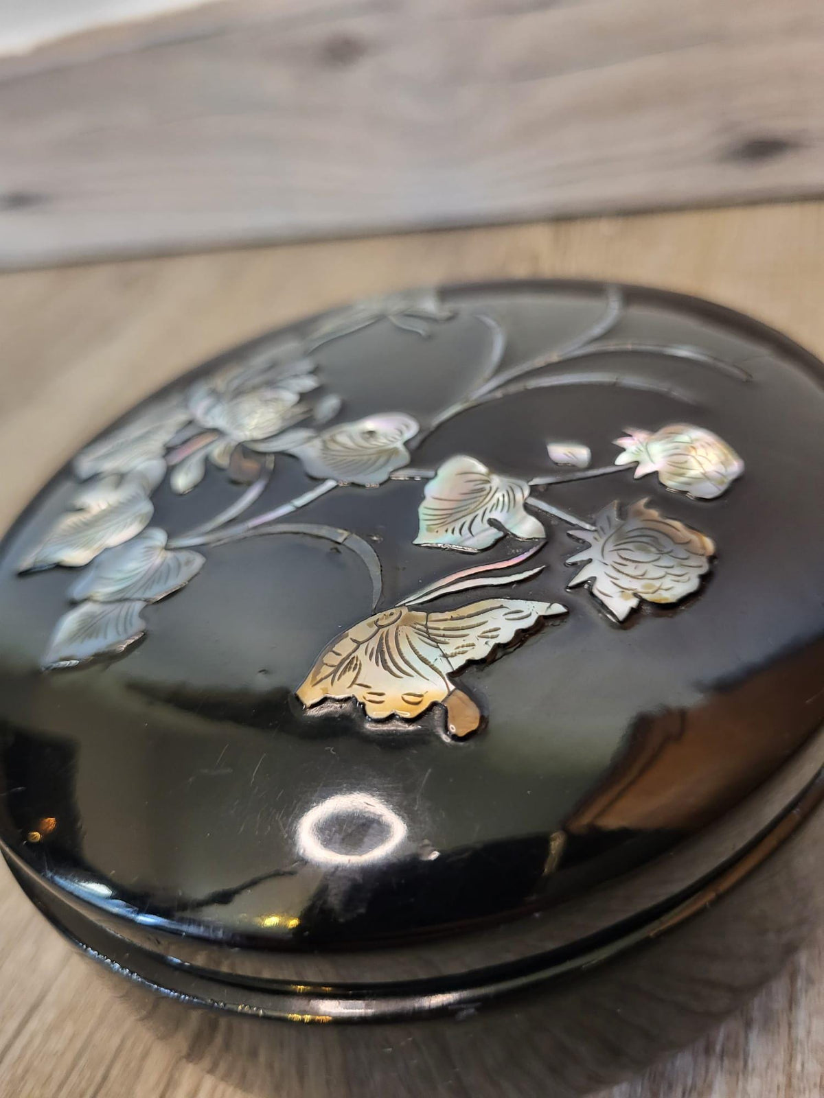 Boite à bijoux laqué et nacre