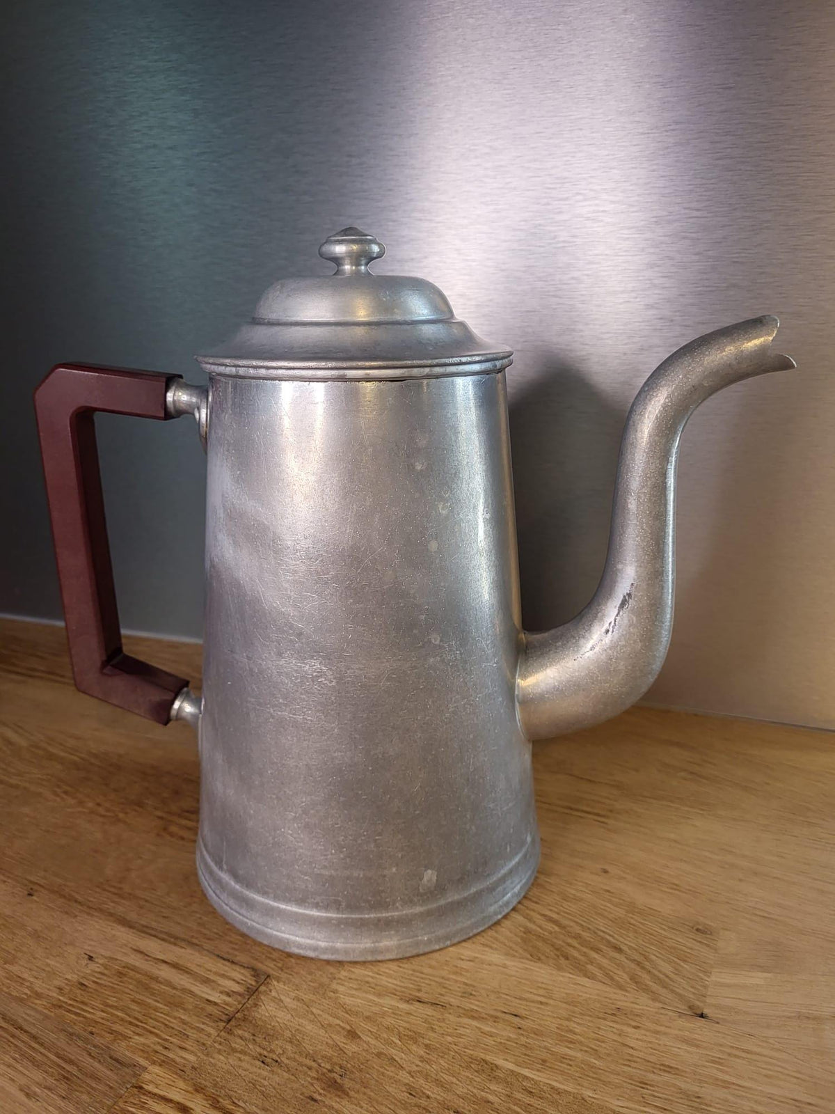 Cafetière ancienne en aluminium