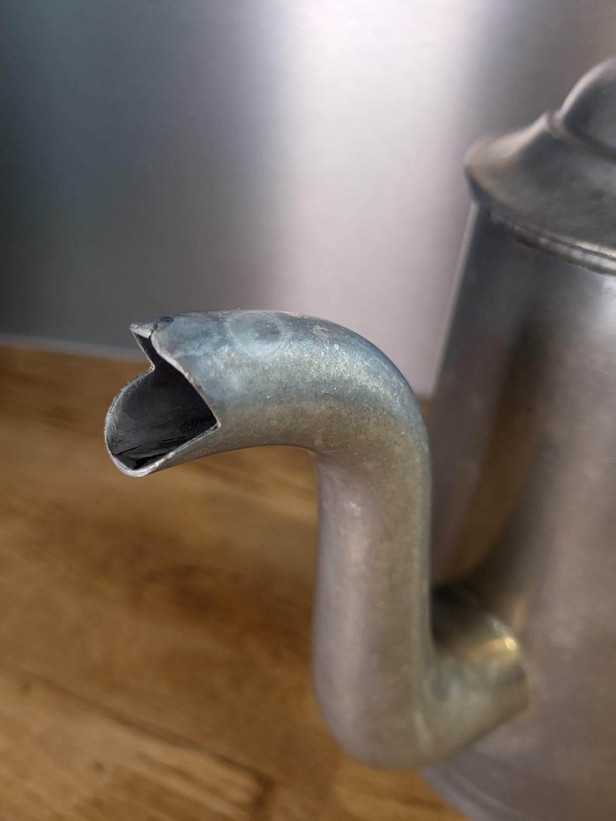 Cafetière ancienne en aluminium