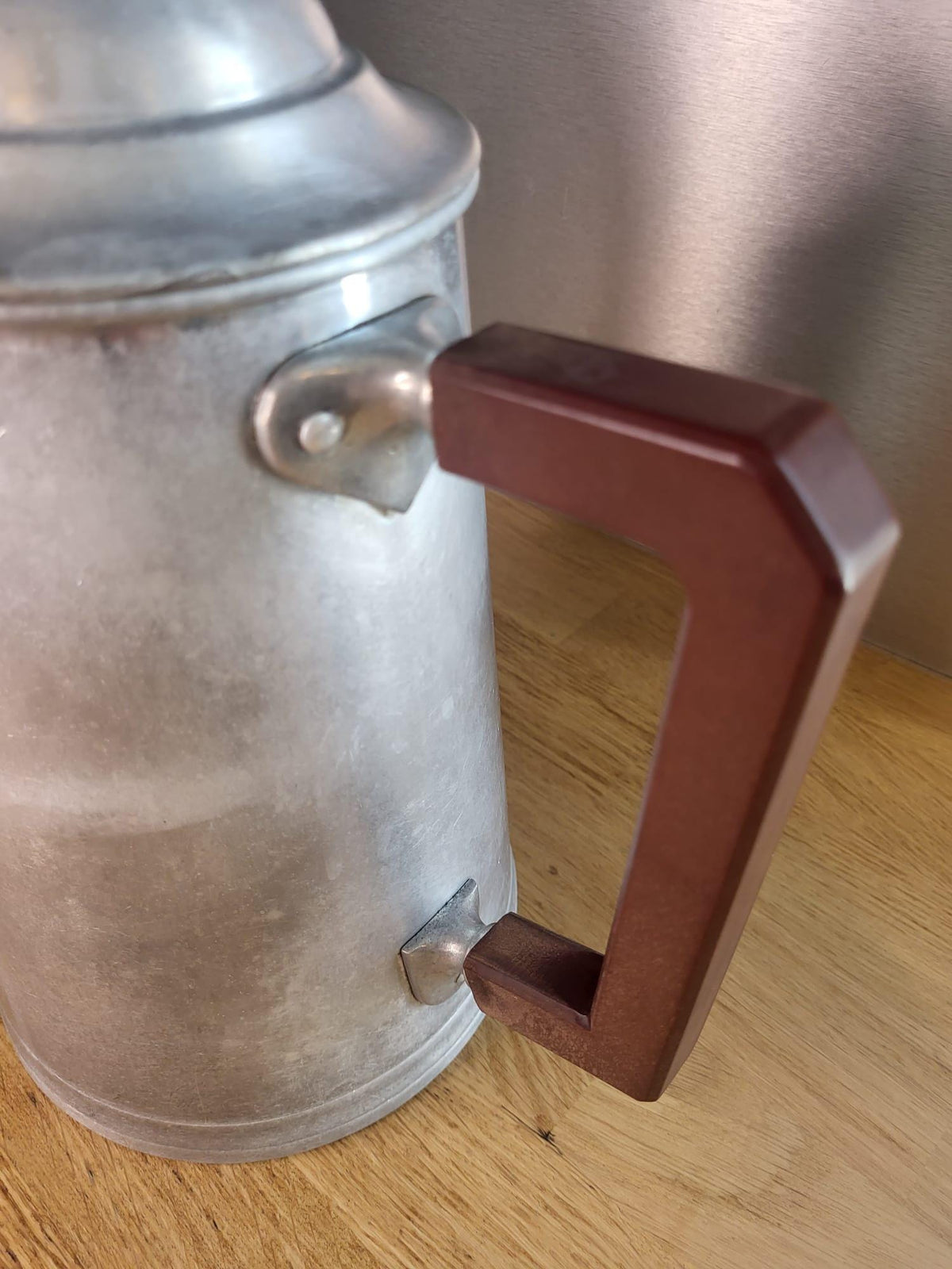 Cafetière ancienne en aluminium