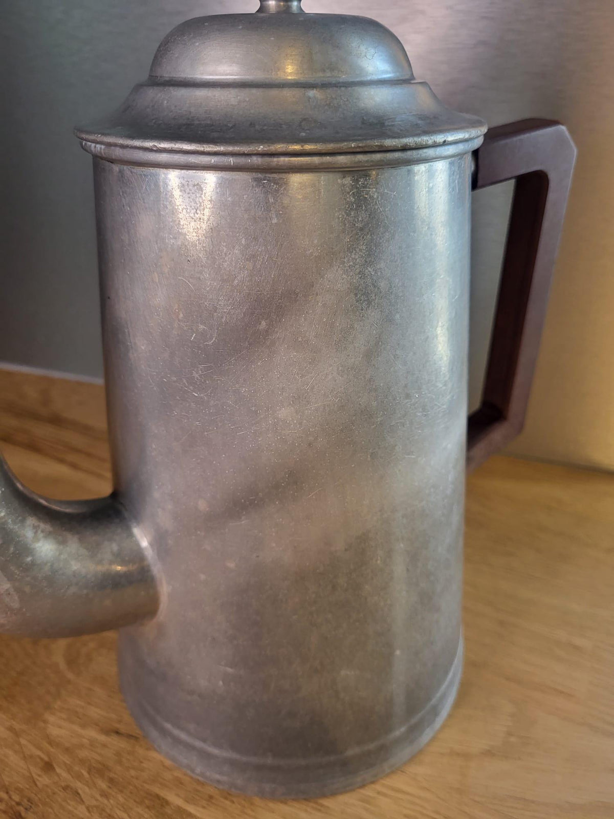 Cafetière ancienne en aluminium